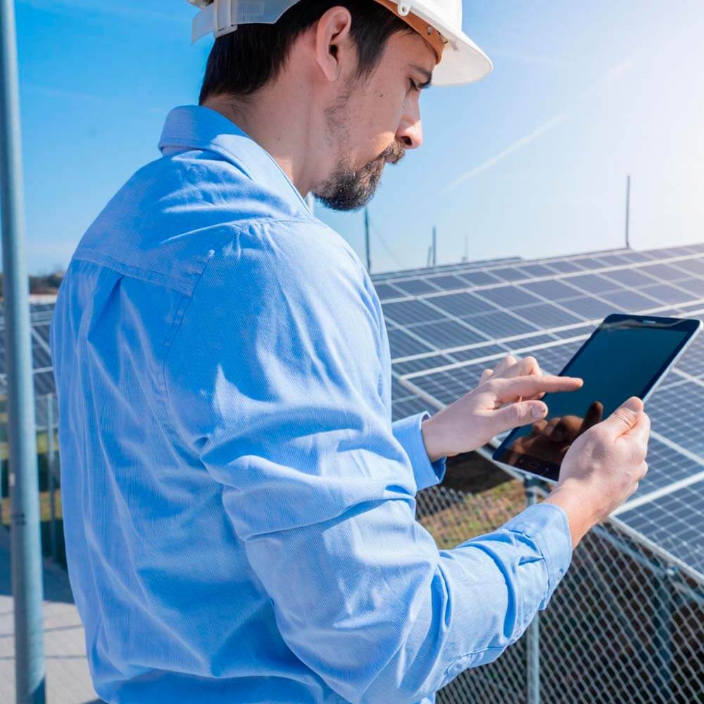 Engenheiro com tablet em campo solar